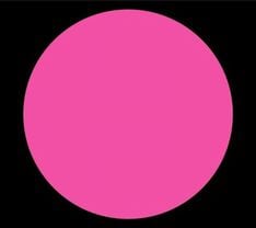 ジャケットは黒地にピンクの丸。