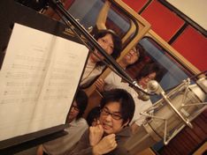 「ハイスクール・キュン・キュン / monobright feat. やましげ校長＆やしろ教頭バージョン」のレコーディング風景。写真からも彼らの気合いが伝わってくる。