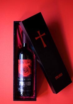 オリジナルの赤ワインは、桐箱にパッケージされた高級感あふれる一品。