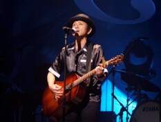 7月11日からは全国ツアー「15/25」がスタート。東京国際フォーラム ホールAで行われたこの公演では、アニバーサリーベスト「15/25」に収録された全30曲を歌う、ぎっしりと内容の詰まったステージとなった。アンコール冒頭では、いきなりバンドがロック調の「ハッピーバースデイ」を演奏。この日46歳の誕生日を迎えたフミヤを祝いに、木梨憲武が駆けつけるなどツアー初日から大きな盛り上がりを見せた。