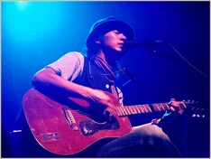 現在アルバムのレコーディング中というCaravan。同作には、8月9日の「SUMMER SONIC」のRIVERSIDE GARDENに登場するCurly Giraffeこと高桑圭がベースとして参加している。