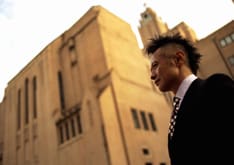 写真は生前、抗がん剤治療がスタートする前に「今の自分を写真で残しておきたい」という本人の意思を受けて、入院先の聖路加病院前で撮影された最後のアーティスト写真。「一度やってみたかった」というモヒカン刈りでの撮影となった。