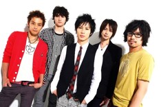 DVD「HOP」初回盤には、メンバーのルックスを活かしたポスター型のジャケットやステッカーが封入される。