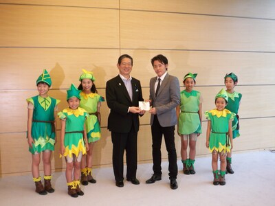 河村は6月25日に首相官邸で、できたての新曲を町村内閣官房長官と劇に出演する子供たちに直接手渡した。