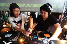 DISCO TWINS（左がKAGAMI、右がDJ TASAKA）。