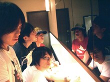 鏡に映ったザ・ガールハントの4人。情けないようで逞しくもある。