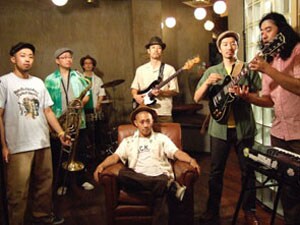 奇妙な顔ぶれが揃った「SIDE-SHOW」のステージでRISINGTONESがどのようなライブを見せてくれるのか楽しみなところ。