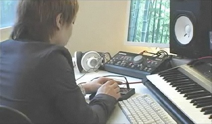 マイスタジオに「SX-150」を持ち込みその使い心地を確かめる中田ヤスタカ。今後彼の作り出す作品の中で「SX-150」のサウンドを聴くことができるかもしれない。