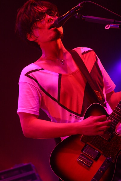 アンコール前、ツアーグッズの告知の際にデザインを把握していないことがバレてしまったロックスター。「俺ぐらいになるといろいろやらなきゃいけないことがあるから仕方ないの。映画撮ったりとか」と弁明していた。