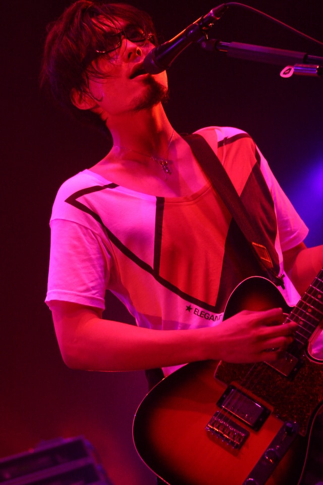 アンコール前、ツアーグッズの告知の際にデザインを把握していないことがバレてしまったロックスター。「俺ぐらいになるといろいろやらなきゃいけないことがあるから仕方ないの。映画撮ったりとか」と弁明していた。