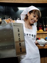 三角巾に割烹着という出で立ちで登場したmisono。実は割烹着の下は水着で、「1人だけ海の家みたい」とコメントして笑いを誘っていた。