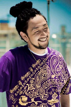 写真はRYO。ちなみにベーシストで実兄のYOHも昨年6月に入籍している。