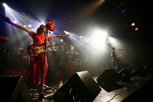 第1部では「Electric」を約40分間にわたって演奏した髭(HiGE)。ドリーミーな音世界に会場中が酔いしれた（写真：梅田航）