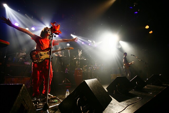 第1部では「Electric」を約40分間にわたって演奏した髭(HiGE)。ドリーミーな音世界に会場中が酔いしれた（写真：梅田航）