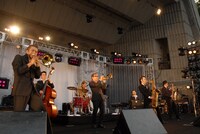 徐々に涼しさを増した日比谷に、7人のスリリングなサウンドが響き渡った。