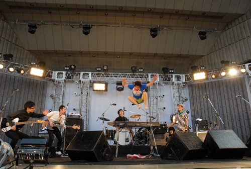 サイトウ"JxJx"ジュンはライブ冒頭、「暑いんでみなさん無理はしないでください。無理は俺たちがします！」と宣言。白熱のライブを展開した。