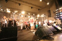 吾妻光良はサングラスと赤いアロハシャツという、野外ライブならではの服装で再登場。