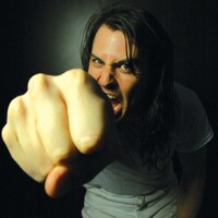 なお、アンドリューW.K.は今後もJ-POPの最新ヒット＆名曲のロック・カバーの着うた連続リリースに挑戦。来週はどの曲をカバーするのか、今から気になるところだ。