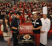 ケミ堂珍＆川畑がアンティークな特製スイーツを堪能