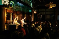 ライブは善巧寺本堂内で行われる（写真は2007年「お寺座LIVE vol.2」でのシタール奏者・弘雄介＆中野克彦ライブの様子）。