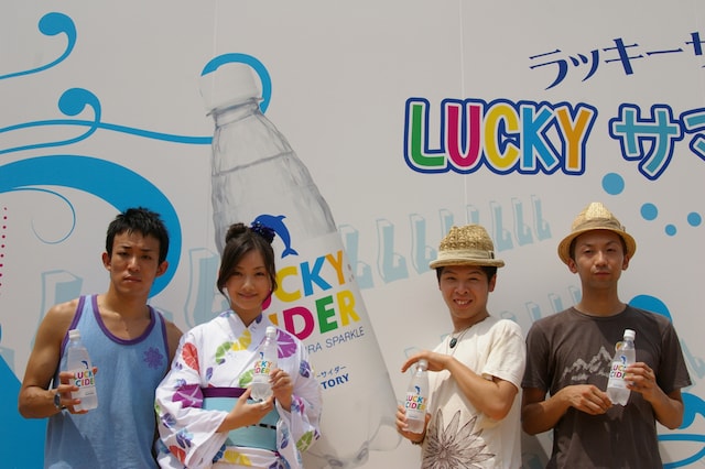 左からファンキー加藤、波瑠、DJケミカル、モン吉。