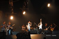 2日目アンコールのセッションで、後藤正文はハンドマイクでのボーカルを披露。普段のアジカンのライブでは見られないスタイルで観客を驚かせた。