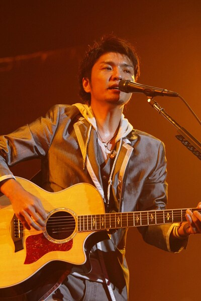 ライブではC.C.Lemonホールに集まった満員のファンが直太朗の歌声に聴き入った。