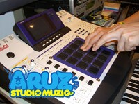 ZURA（ARUZ STUDIO MUZIQ）は「あそび心があって音楽に前向きなアーティストをプロデュースしていきたいですね」とコメント。