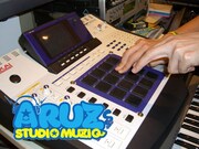 ZURA(ARUZ STUDIO MUZIQ)は「あそび心があって音楽に前向きなアーティストをプロデュースしていきたいですね」とコメント。