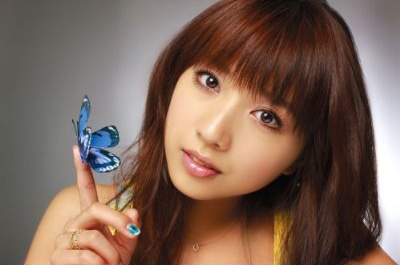BON-BON BLANCOとはまた違った魅力をソロで発揮するAnna。シングル曲「ラッキーチューン」「kissの行方」はどちらもTBS系アニメ「To LOVEる」のエンディングテーマに起用されている。