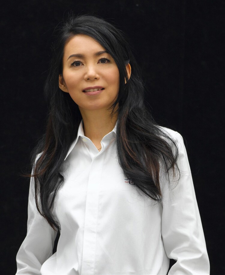 アルバムタイトル「Expressions」は、1994年にリリースされ今もなお売れ続けているベスト盤「Impressions」に呼応したもの。価格は“皆さんへの感謝をこめたサンキュー・プライス（3980円）”とのこと。