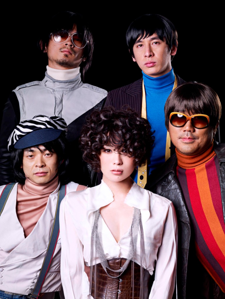 東京事変のスリリングなセッションがそのまま反映されたTOKIOの新曲「雨傘」。通常盤カップリング収録曲「渦中の男」の仕上がりも気になるところだ（写真は東京事変の5人）。