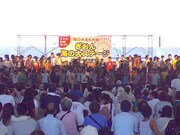 自衛隊員と子どもたちに囲まれるKokia。