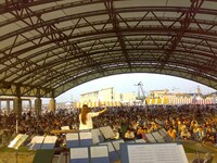 大勢の聴衆の前で熱唱するKokia。