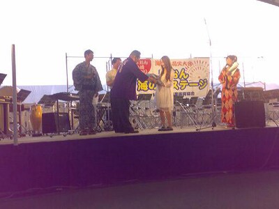 お米をもらうKokia。