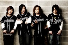 写真左からSHINGO☆（B）、ANCHANG（Vo / G）、イベリコ・モジャ・マルムスティーン（G）、KEN'ICHI（Dr）。4人揃って第5期SEX MACHINEGUNSだ。