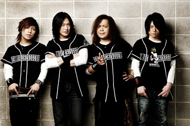 写真左からSHINGO☆（B）、ANCHANG（Vo / G）、イベリコ・モジャ・マルムスティーン（G）、KEN'ICHI（Dr）。4人揃って第5期SEX MACHINEGUNSだ。