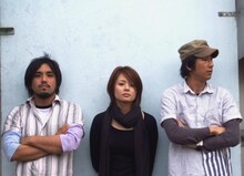 ベースの明石興司（traumerei）、ヴァイオリンの成井幹子（unico、MAS）、ドラムの大野均（旅団、traumerei）の3名からなるインストゥルメンタルバンドsgt.。昨年3月にはジャーマンプログレの雄「CAN」のボーカリストDamo Suzukiと共演し、60分におよぶ壮絶な即興ライブセッションを披露した。