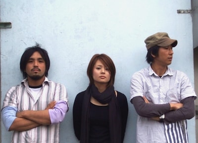 ベースの明石興司（traumerei）、ヴァイオリンの成井幹子（unico、MAS）、ドラムの大野均（旅団、traumerei）の3名からなるインストゥルメンタルバンドsgt.。昨年3月にはジャーマンプログレの雄「CAN」のボーカリストDamo Suzukiと共演し、60分におよぶ壮絶な即興ライブセッションを披露した。