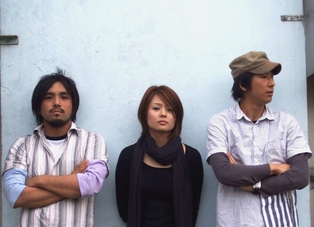 ベースの明石興司（traumerei）、ヴァイオリンの成井幹子（unico、MAS）、ドラムの大野均（旅団、traumerei）の3名からなるインストゥルメンタルバンドsgt.。昨年3月にはジャーマンプログレの雄「CAN」のボーカリストDamo Suzukiと共演し、60分におよぶ壮絶な即興ライブセッションを披露した。