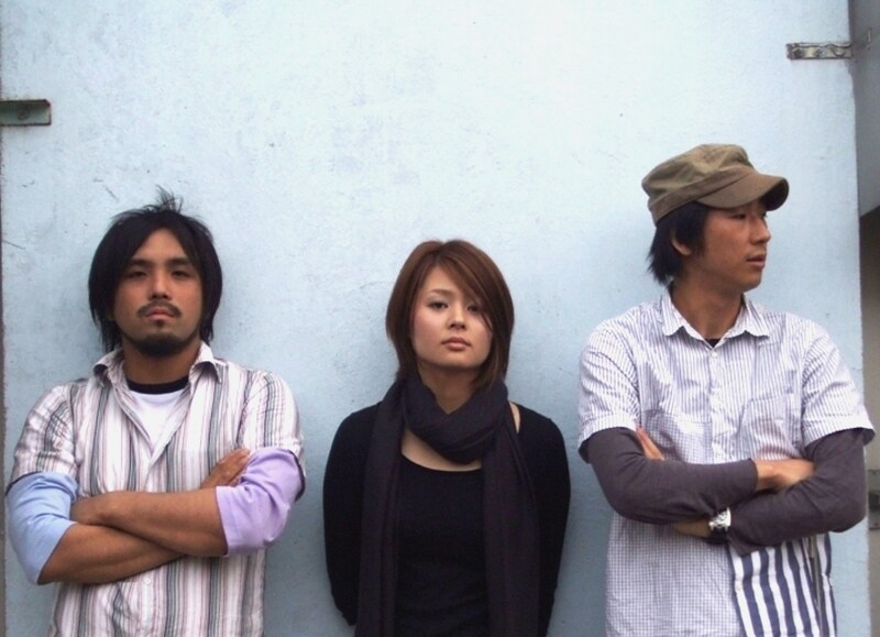 ベースの明石興司（traumerei）、ヴァイオリンの成井幹子（unico、MAS）、ドラムの大野均（旅団、traumerei）の3名からなるインストゥルメンタルバンドsgt.。昨年3月にはジャーマンプログレの雄「CAN」のボーカリストDamo Suzukiと共演し、60分におよぶ壮絶な即興ライブセッションを披露した。