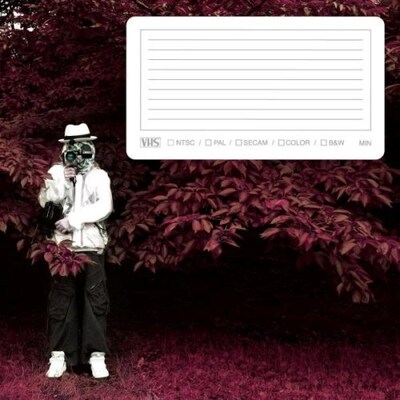 ジャケット写真でもやはり顔を隠してカメラを構える宇川直宏。