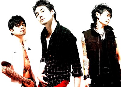 OBLIVION DUST。写真左からRIKIJI（B）、KEN LLOYD（Vo）、K.A.Z（G）。