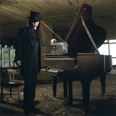 山下洋輔トリオをもしのぐ勢いのハイテンションなプレイが堪能できる衝撃的ソロ作「スガダイローの肖像」がついに完成。