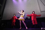ライブでは2人のダンサーを従え、3人による抜群のフォーメーションを見せるAira Mitsuki。ステージでは歌やダンスのほかアナログシンセの演奏を披露することも。