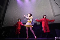 ライブでは2人のダンサーを従え、3人による抜群のフォーメーションを見せるAira Mitsuki。ステージでは歌やダンスのほかアナログシンセの演奏を披露することも。