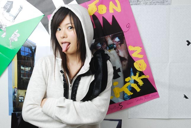 おちゃめなポーズでキメるアイラ。なお8月23日の初ワンマンは「Girly Side」「Darling Side」の2部構成となっており、第1部「Girly Side」のチケットは若干の余裕あり。気になる人は早めに入手しておこう。