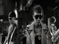 今回のビデオでは、川畑がトレードマークともいえる帽子を取って撮影に参加。実はデビュー以来、川畑はメディアの露出では帽子を取っていないという。