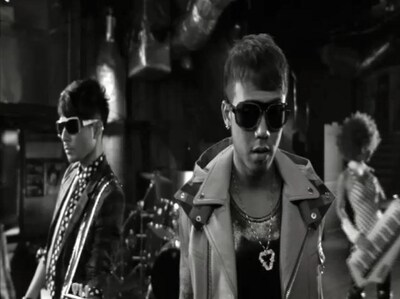 今回のビデオでは、川畑がトレードマークともいえる帽子を取って撮影に参加。実はデビュー以来、川畑はメディアの露出では帽子を取っていないという。