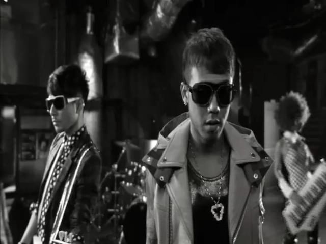 今回のビデオでは、川畑がトレードマークともいえる帽子を取って撮影に参加。実はデビュー以来、川畑はメディアの露出では帽子を取っていないという。